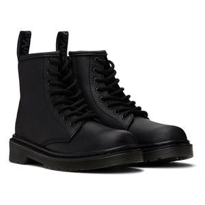 DR. MARTENS
Kids Black 1460  Serena mono J Boots 2